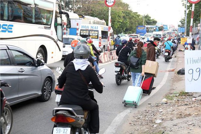 Người dân ùn ùn về quê ăn Tết, cửa ngõ Sài Gòn kẹt cứng - Ảnh 9.