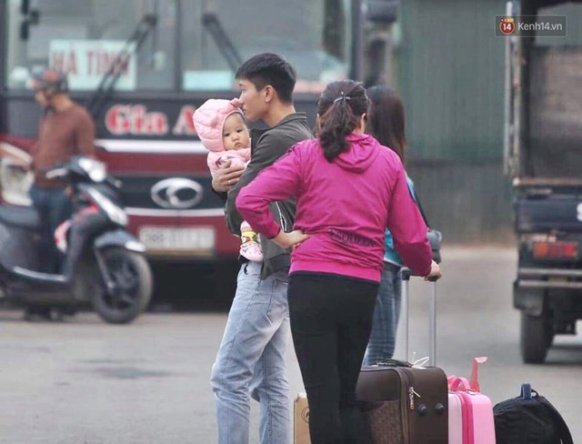 Kết thúc ngày làm việc cuối cùng của năm cũ: Người người vượt khói bụi kẹt xe, hân hoan về quê ăn Tết - Ảnh 10. Kết thúc ngày làm việc cuối cùng của năm cũ: Người người vượt khói bụi kẹt xe, hân hoan về quê ăn Tết - Ảnh 10.