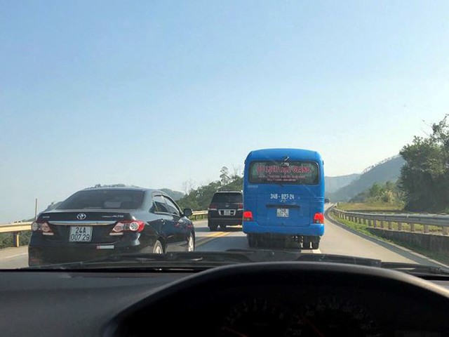 Hàng loạt ô tô lấn làn vượt ẩu trên cao tốc Nội Bài - Lào Cai - Ảnh 2.