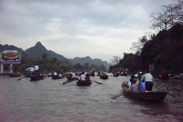  Biển người chen chân dưới nắng nóng ở chùa Hương, dân đứng kín đường ném lì xì cho ông lợn - Ảnh 1.