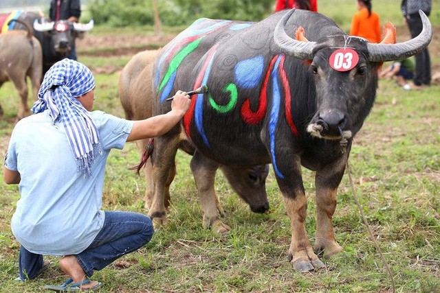  Biển người chen chân dưới nắng nóng ở chùa Hương, dân đứng kín đường ném lì xì cho ông lợn - Ảnh 12.