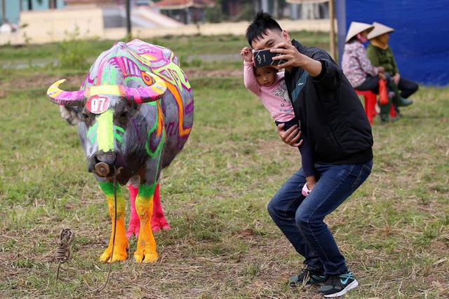  Biển người chen chân dưới nắng nóng ở chùa Hương, dân đứng kín đường ném lì xì cho ông lợn - Ảnh 14.