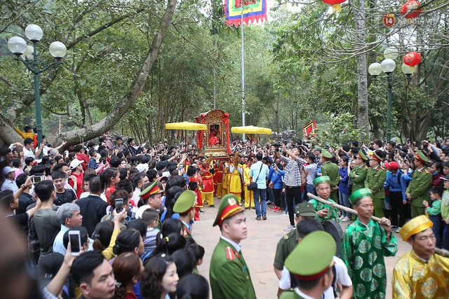 Hà Nội: “Tướng bà” 12 tuổi được ngồi trên kiệu, bảo vệ nghiêm ngặt tránh bị bắt cóc ở hội Gióng - Ảnh 15.