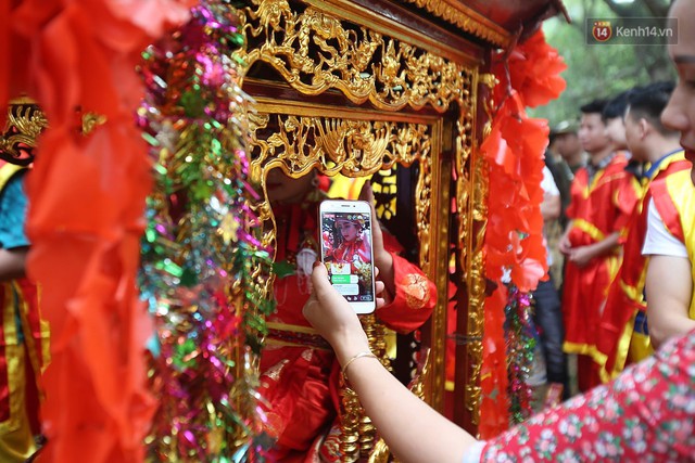 Hà Nội: “Tướng bà” 12 tuổi được ngồi trên kiệu, bảo vệ nghiêm ngặt tránh bị bắt cóc ở hội Gióng - Ảnh 16.