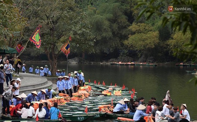 Hàng dài người xếp hàng lên thuyền đi thăm Tràng An - Ảnh 4.