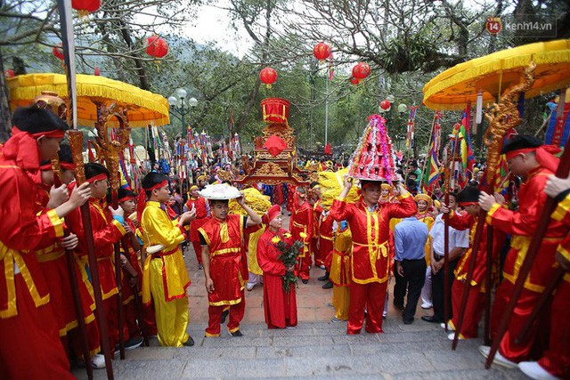 Hà Nội: “Tướng bà” 12 tuổi được ngồi trên kiệu, bảo vệ nghiêm ngặt tránh bị bắt cóc ở hội Gióng - Ảnh 6.