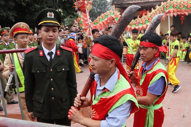  Biển người chen chân dưới nắng nóng ở chùa Hương, dân đứng kín đường ném lì xì cho ông lợn - Ảnh 7.