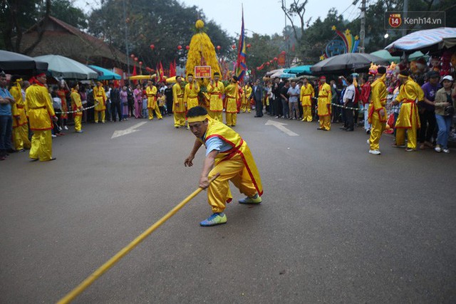 Hà Nội: “Tướng bà” 12 tuổi được ngồi trên kiệu, bảo vệ nghiêm ngặt tránh bị bắt cóc ở hội Gióng - Ảnh 8.