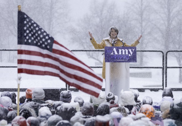 Nữ Thượng nghị sỹ đội tuyết dày tuyên bố tham vọng đẩy ông Trump khỏi Nhà Trắng - Ảnh 11.