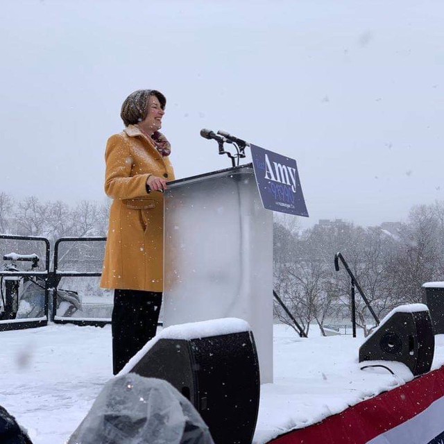 Nữ Thượng nghị sỹ đội tuyết dày tuyên bố tham vọng đẩy ông Trump khỏi Nhà Trắng - Ảnh 10.