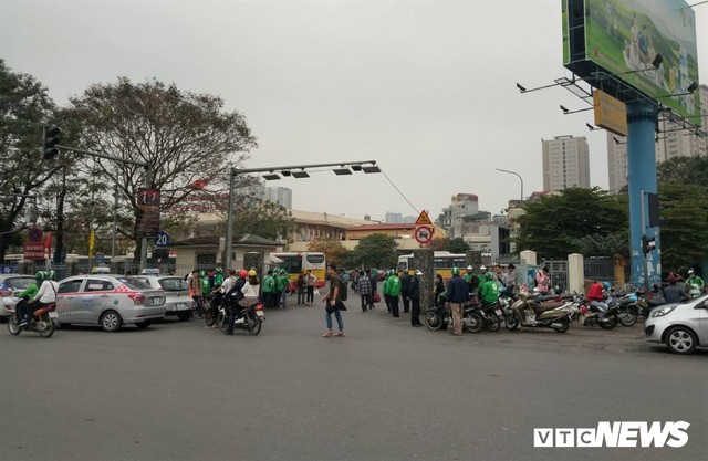 Bến xe, phố phường Thủ đô thông thoáng khác thường ngày đầu đi làm sau kỳ nghỉ Tết - Ảnh 2.