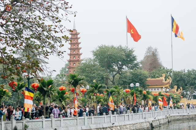 Ảnh, clip: Phủ Tây Hồ và chùa Trấn Quốc ken đặc không một chỗ trống trong ngày đi làm đầu tiên của năm mới 2019 - Ảnh 20.