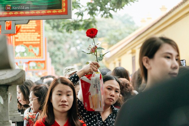 Ảnh, clip: Phủ Tây Hồ và chùa Trấn Quốc ken đặc không một chỗ trống trong ngày đi làm đầu tiên của năm mới 2019 - Ảnh 23.