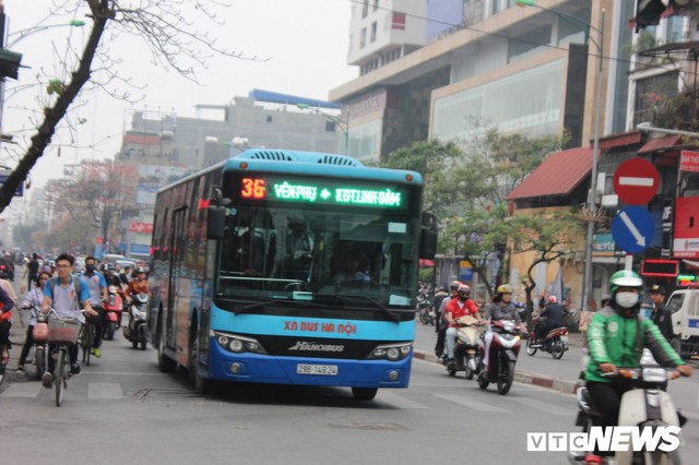 Bến xe, phố phường Thủ đô thông thoáng khác thường ngày đầu đi làm sau kỳ nghỉ Tết - Ảnh 8.
