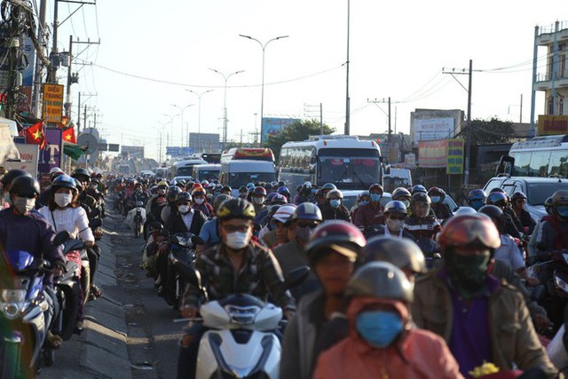  Hàng ngàn người rồng rắn chạy xe suốt đêm về TP Hồ Chí Minh cho kịp ngày đi làm đầu tiên sau Tết - Ảnh 9.