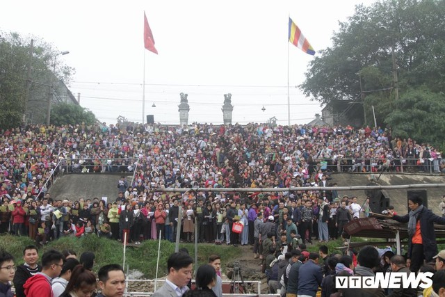 15.000 người tham gia thả 10 tấn cá xuống sông Hồng trong lễ phóng sinh lớn nhất Hà Nội - Ảnh 1.