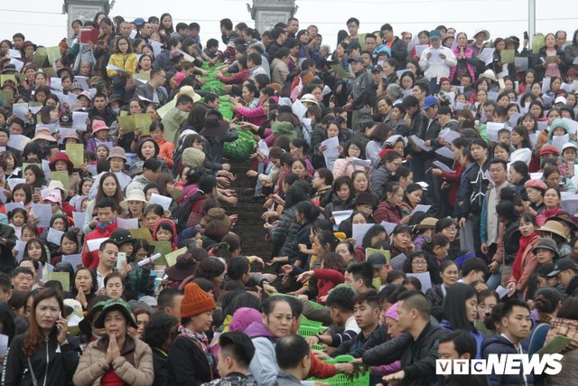 15.000 người tham gia thả 10 tấn cá xuống sông Hồng trong lễ phóng sinh lớn nhất Hà Nội - Ảnh 2.
