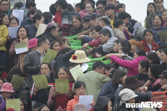 15.000 người tham gia thả 10 tấn cá xuống sông Hồng trong lễ phóng sinh lớn nhất Hà Nội - Ảnh 3.