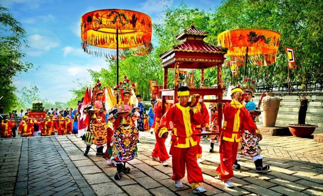 Có đến 15 nghìn ngôi chùa, tổ chức 8 nghìn lễ hội mỗi năm, vì sao Việt Nam vẫn chưa tận dụng được hết tiềm năng du lịch văn hóa tâm linh? - Ảnh 2.