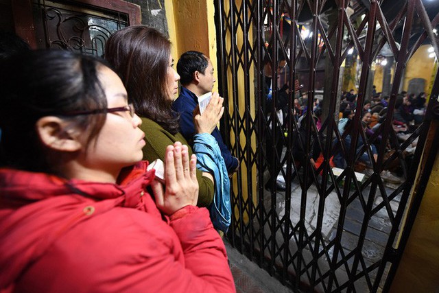  Hàng nghìn người chen chân dâng sớ cúng giải hạn sao La Hầu tại chùa Phúc Khánh - Ảnh 6.