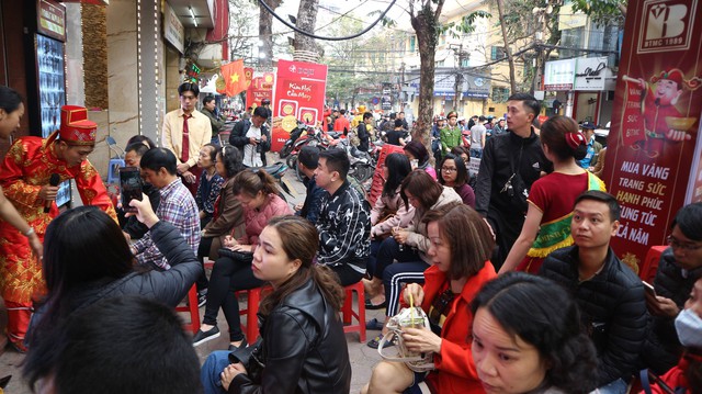 Xếp hàng dài mua vàng, bánh hũ vàng, cá lóc... làm không kịp bán, dân buôn lãi đậm trong ngày vía Thần Tài - Ảnh 1.