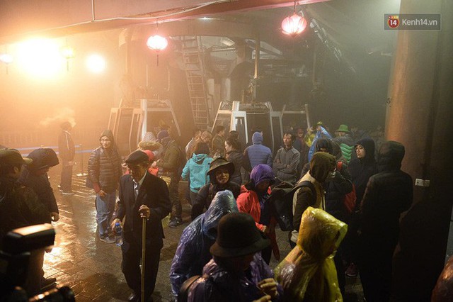 Hàng ngàn người dân đội mưa phùn trong giá rét, hành hương lên đỉnh Yên Tử trong đêm - Ảnh 11.