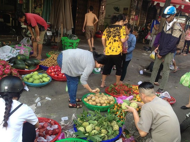 Người dân Sài Gòn xếp hàng mua chè, heo quay cúng Thần tài - Ảnh 11.