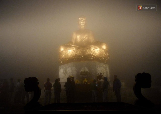 Hàng ngàn người dân đội mưa phùn trong giá rét, hành hương lên đỉnh Yên Tử trong đêm - Ảnh 13.