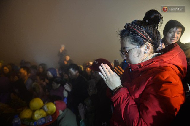 Hàng ngàn người dân đội mưa phùn trong giá rét, hành hương lên đỉnh Yên Tử trong đêm - Ảnh 18.