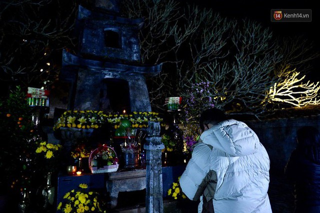 Hàng ngàn người dân đội mưa phùn trong giá rét, hành hương lên đỉnh Yên Tử trong đêm - Ảnh 19.