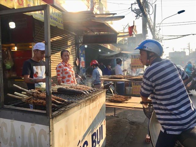 TPHCM: Đổ xô mua cá lóc nướng ngày vía Thần Tài - Ảnh 3.