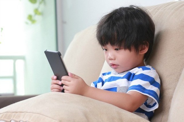 Dùng điện thoại trông trẻ để rảnh tay hơn, cha mẹ đang từng bước hủy hoại sức khỏe và cả tương lai của con cái - Ảnh 1.