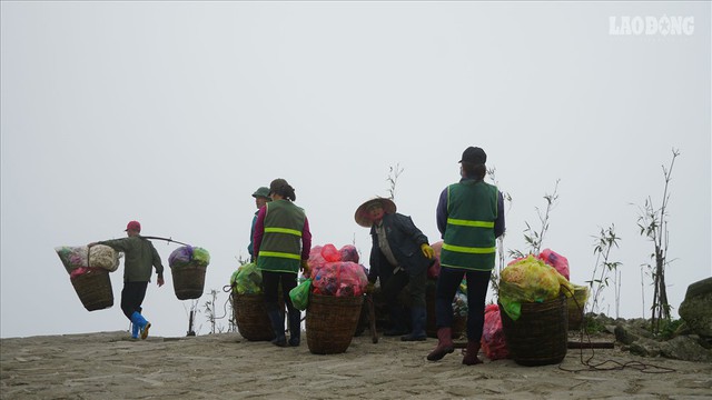 275.000 đồng/ngày cõng rác từ đỉnh chùa Đồng Yên Tử xuống núi - Ảnh 1.