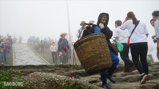 275.000 đồng/ngày cõng rác từ đỉnh chùa Đồng Yên Tử xuống núi - Ảnh 3.