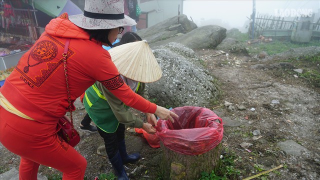 275.000 đồng/ngày cõng rác từ đỉnh chùa Đồng Yên Tử xuống núi - Ảnh 9.