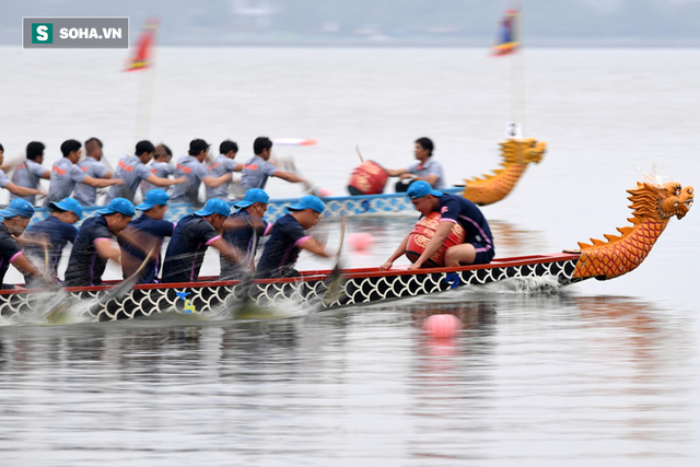  Hàng nghìn người chen chân chật kín mép hồ Tây xem đua thuyền rồng - Ảnh 7.