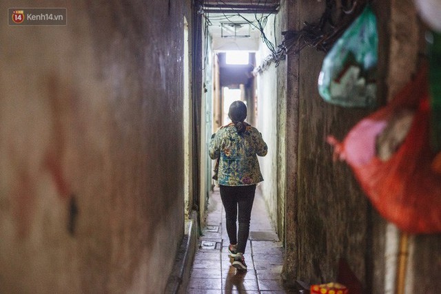 Cuộc sống bên trong những con ngõ chỉ vừa 1 người đi ở Hà Nội: Đèn điện bật sáng dù ngày hay đêm - Ảnh 9.
