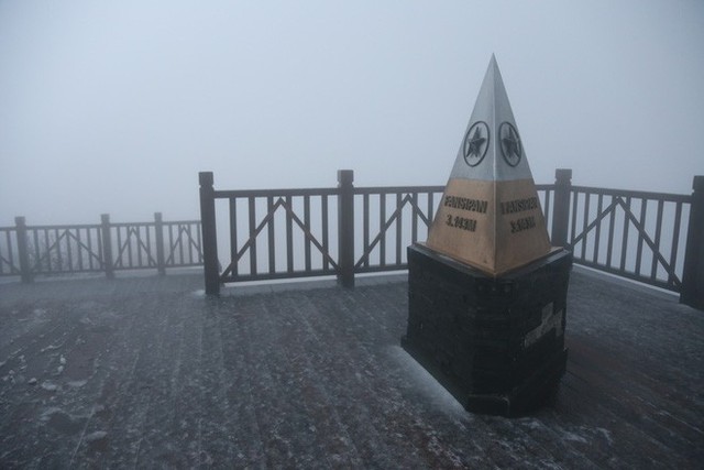  Tuyết bất ngờ rơi trên đỉnh Fansipan giữa tháng 2 - Ảnh 2.