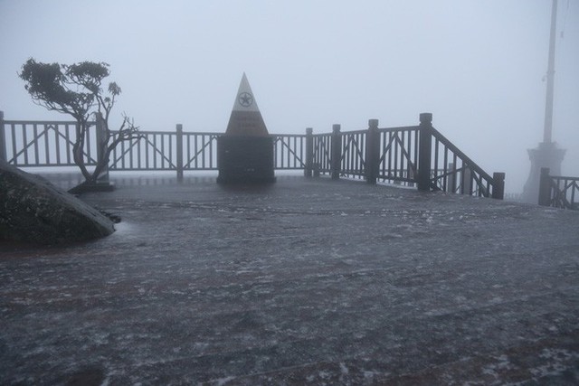  Tuyết bất ngờ rơi trên đỉnh Fansipan giữa tháng 2 - Ảnh 3.