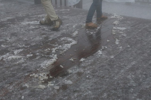  Tuyết bất ngờ rơi trên đỉnh Fansipan giữa tháng 2 - Ảnh 12.