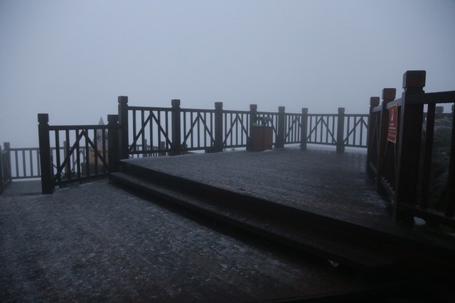  Tuyết bất ngờ rơi trên đỉnh Fansipan giữa tháng 2 - Ảnh 6.