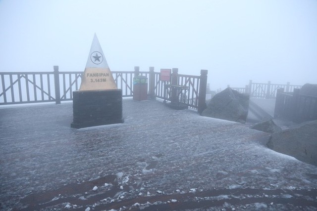  Tuyết bất ngờ rơi trên đỉnh Fansipan giữa tháng 2 - Ảnh 9.