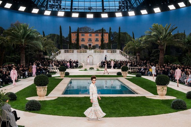 14 show diễn huyền thoại của Chanel dưới thời Karl Lagerfeld khiến giới mộ điệu thổn thức - Ảnh 2.