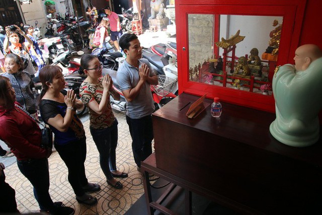 Đầu năm, dân Sài Gòn đội nắng xin quẻ ở máy nhả xăm tự động trong chùa - Ảnh 13.