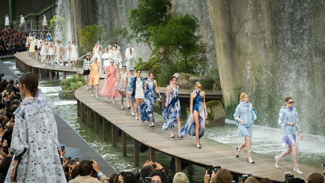 14 show diễn huyền thoại của Chanel dưới thời Karl Lagerfeld khiến giới mộ điệu thổn thức - Ảnh 15.