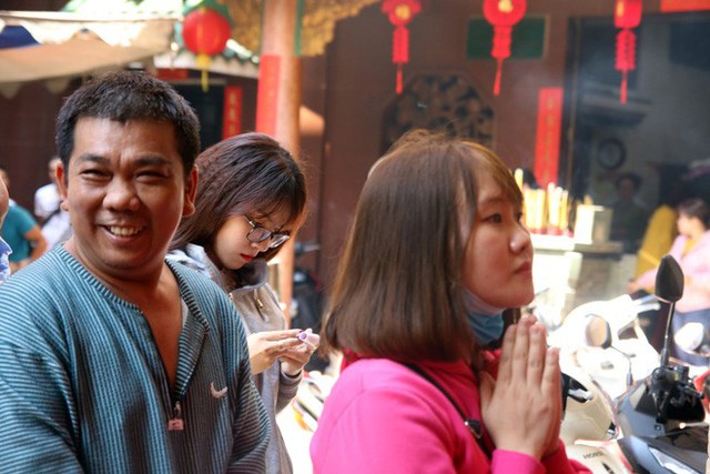 Đầu năm, dân Sài Gòn đội nắng xin quẻ ở máy nhả xăm tự động trong chùa - Ảnh 20.