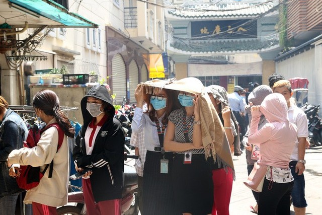 Đầu năm, dân Sài Gòn đội nắng xin quẻ ở máy nhả xăm tự động trong chùa - Ảnh 5.