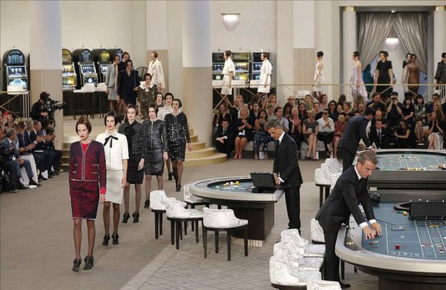 14 show diễn huyền thoại của Chanel dưới thời Karl Lagerfeld khiến giới mộ điệu thổn thức - Ảnh 36.