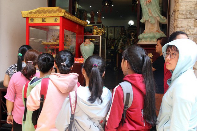 Đầu năm, dân Sài Gòn đội nắng xin quẻ ở máy nhả xăm tự động trong chùa - Ảnh 6.