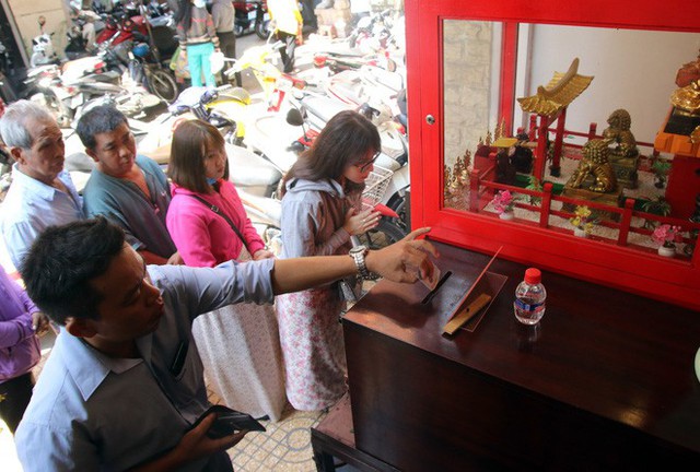 Đầu năm, dân Sài Gòn đội nắng xin quẻ ở máy nhả xăm tự động trong chùa - Ảnh 8.